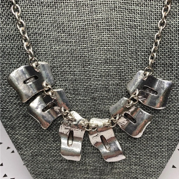 Stylized Chunky Statement Piece Necklace - Picture 4 of 6